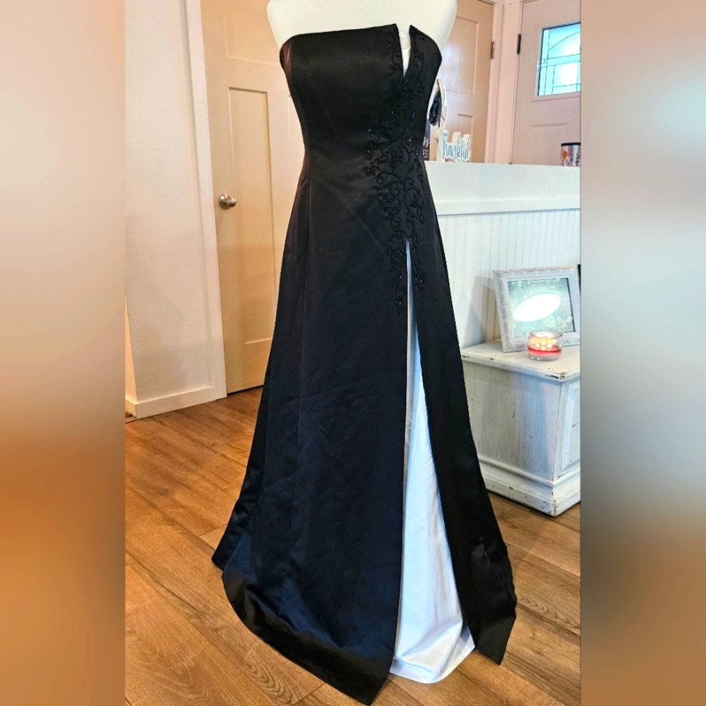 NWT'S - DAVIDS BRIDAL - Black and White Wedding Gown - Size 8
